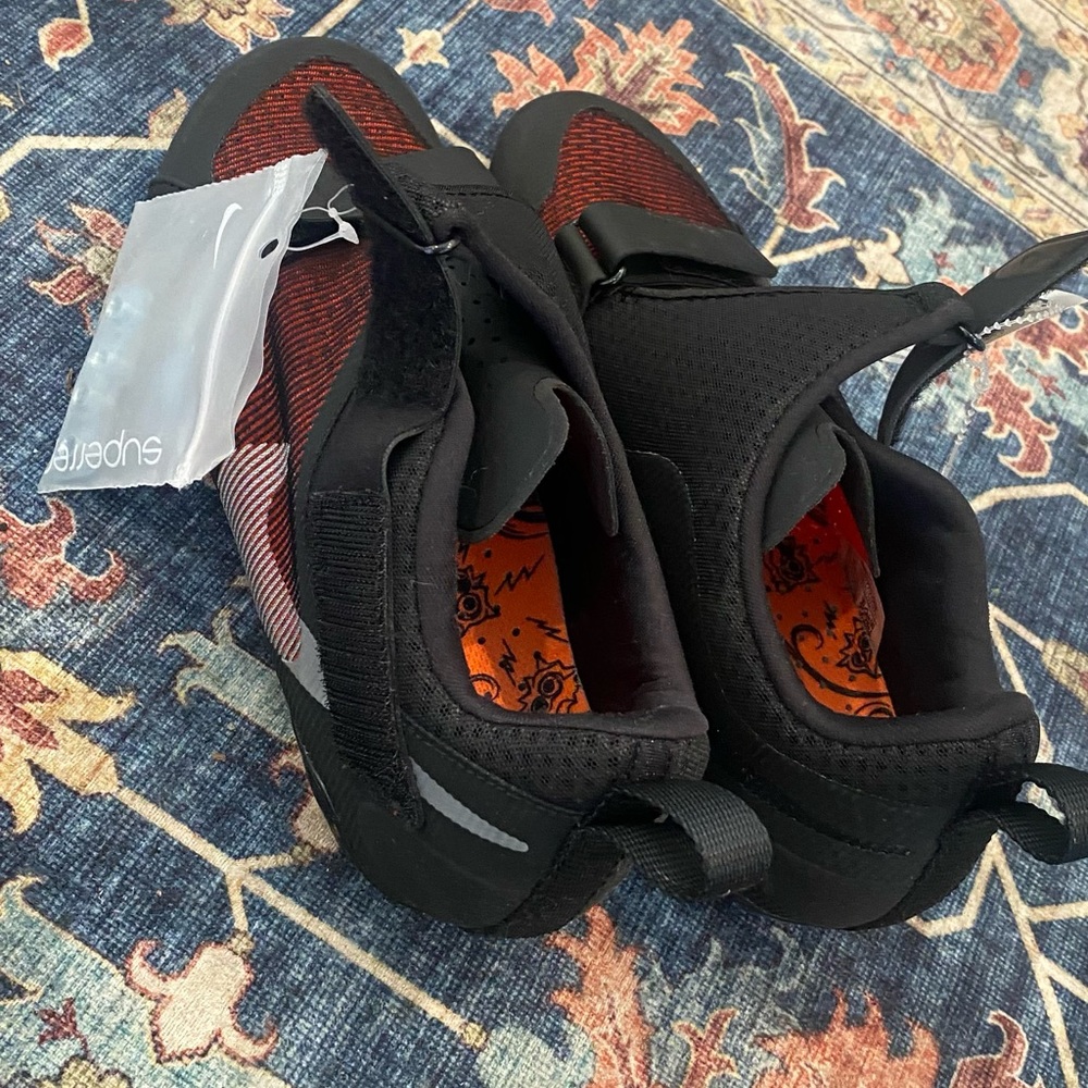 Nike Spin Shoes size 8 1/2 but fit like a 7